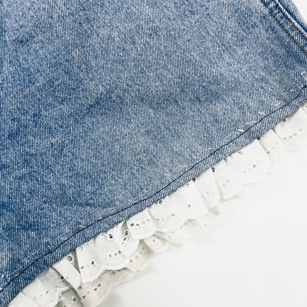 90S RIO BUTTON FLY JEAN SHORTS WITH RUFFLE HEM - Picture 3 of 3